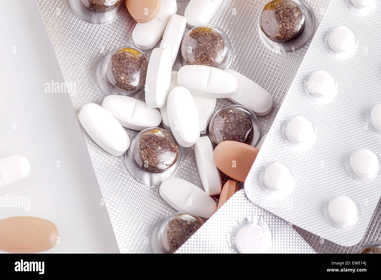 Medizin-Pillen und Tabletten in einem Haufen Lügen Stockfoto