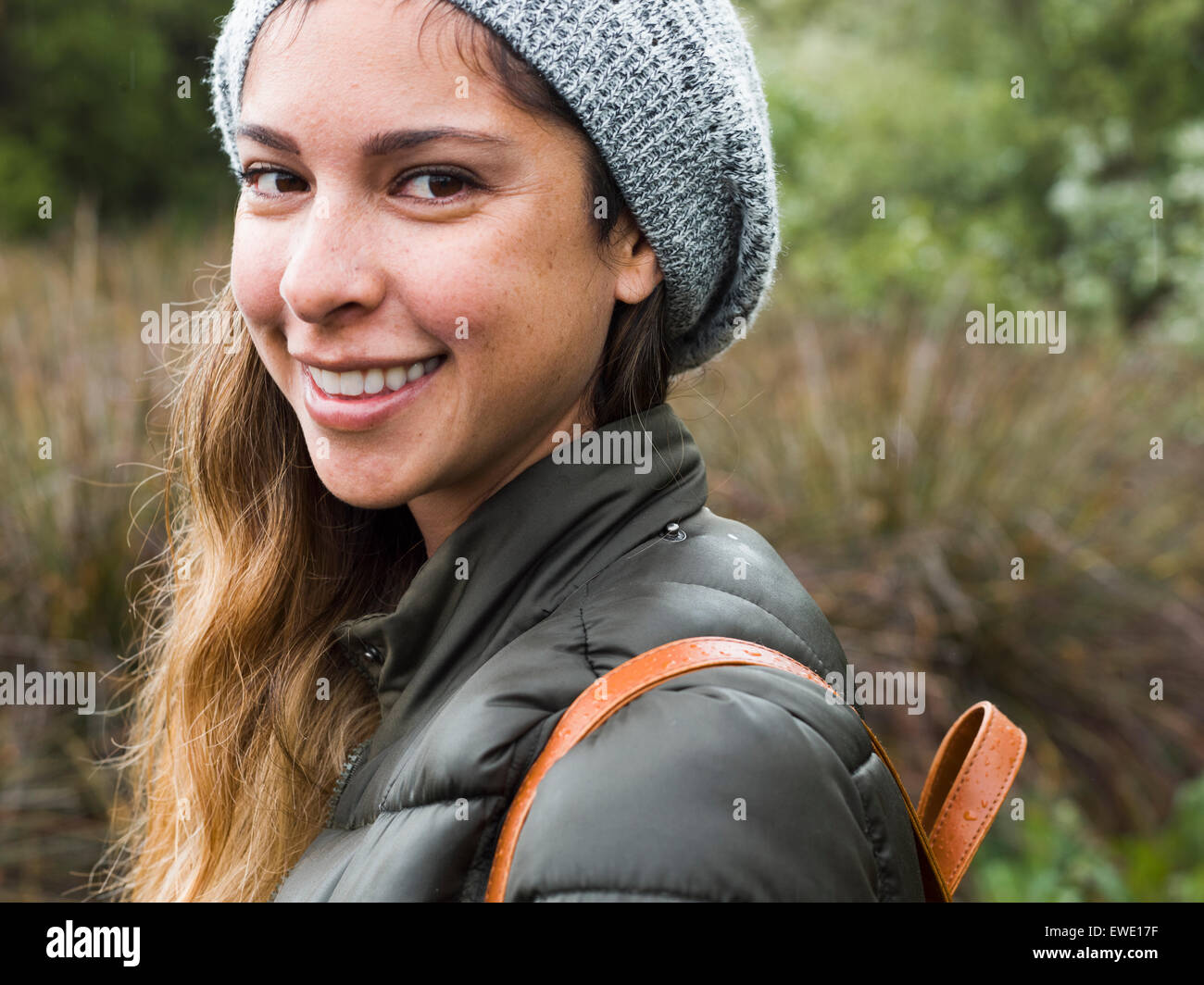 Porträt einer lächelnden jungen Frau in einem park Stockfoto
