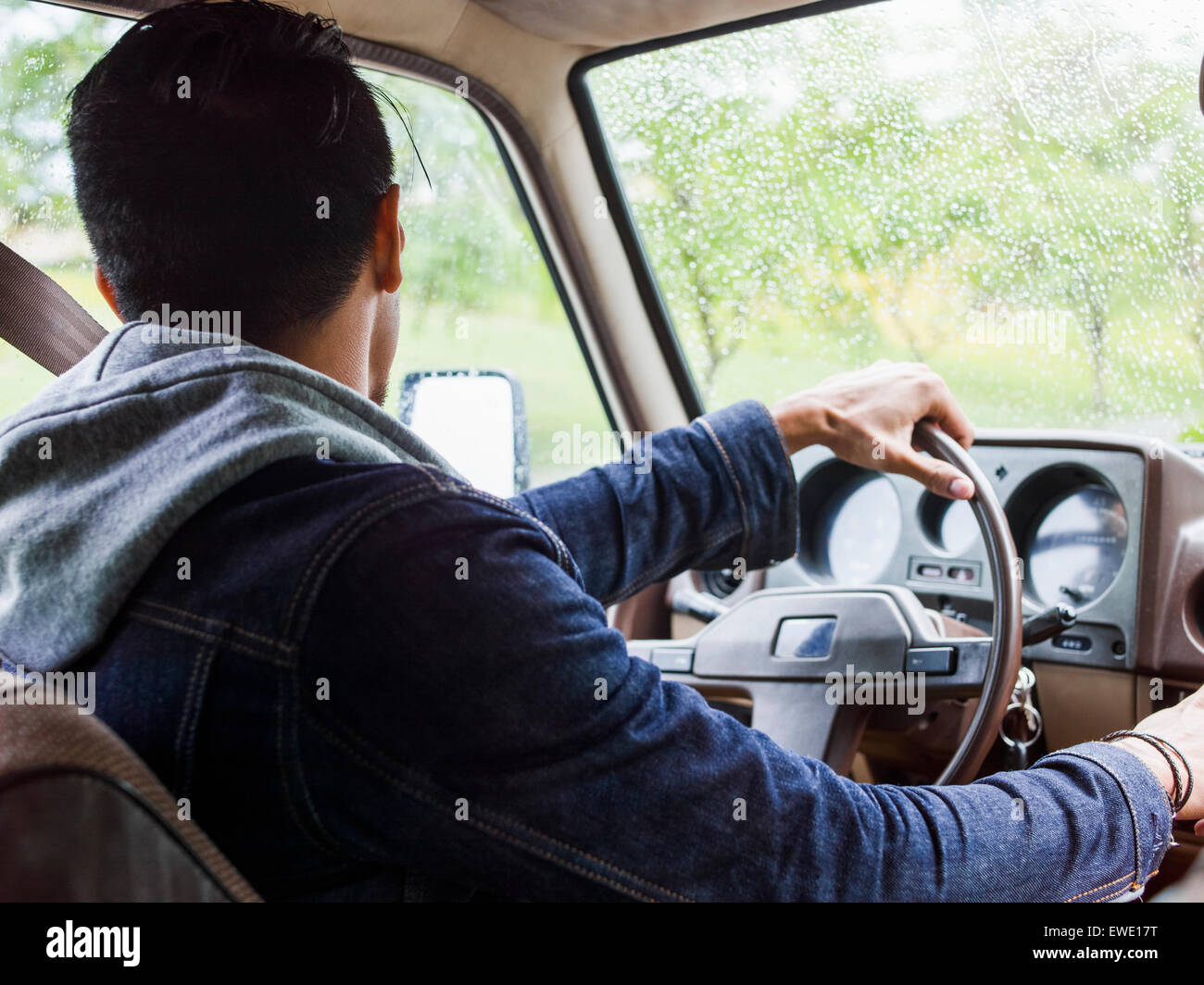 Junger Mann in einem Auto hinter dem Lenkrad fahren Stockfoto