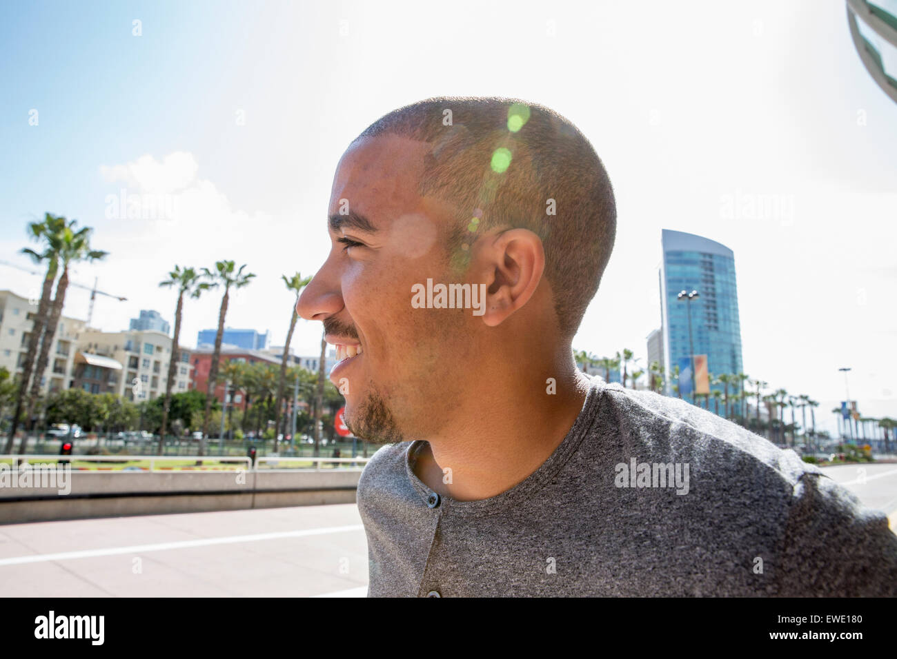 Porträt eines lächelnden jungen Mannes stehend in einer Straße Stadtleben Stockfoto