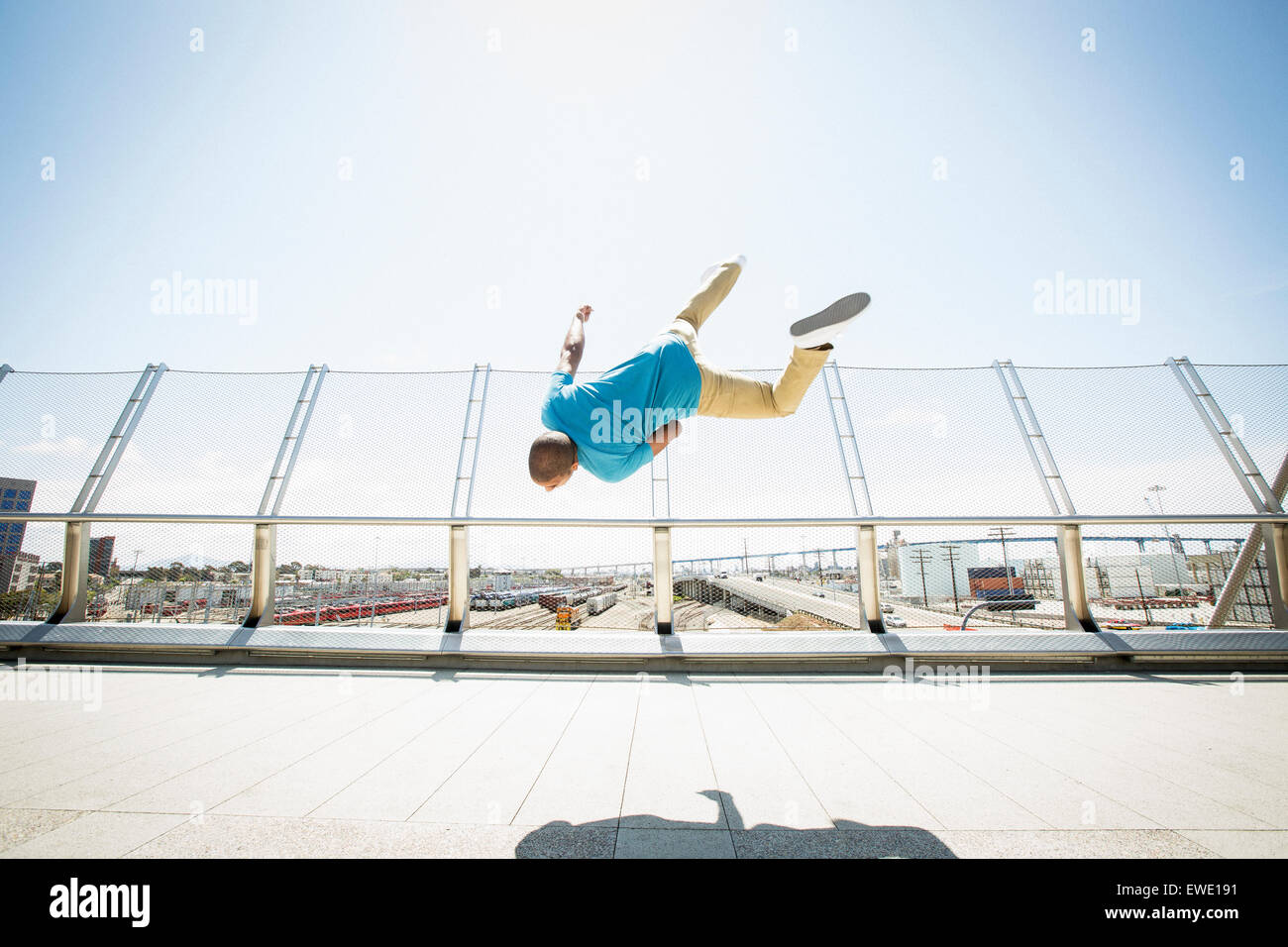 Junger Mann Erniedrigungen Parcour Parkour freilaufend Stockfoto