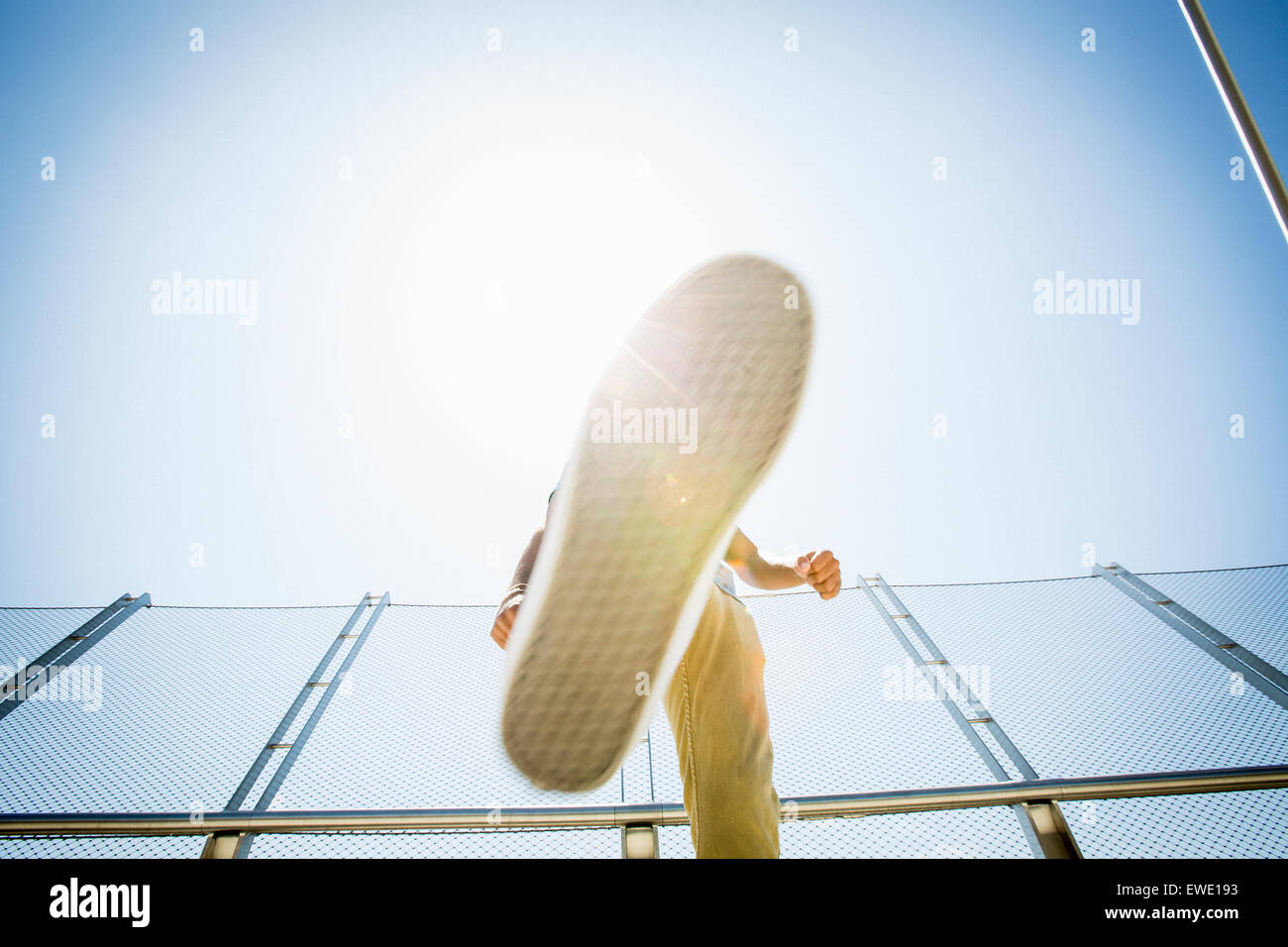 Junger Mann Erniedrigungen Parcour Parkour freilaufend Stockfoto