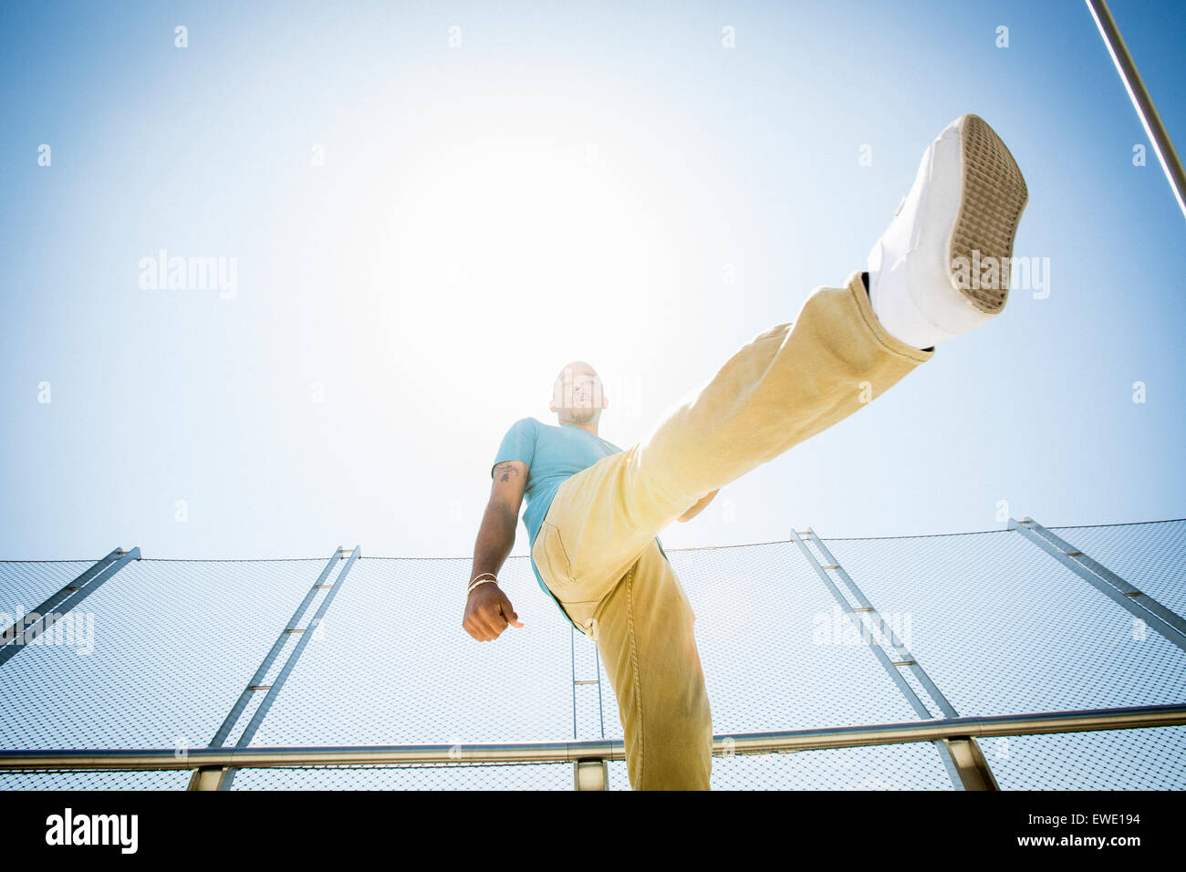 Junger Mann Erniedrigungen Parcour Parkour freilaufend Stockfoto