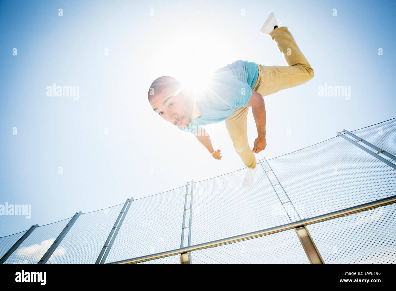 Junger Mann Erniedrigungen Parcour Parkour freilaufend Stockfoto