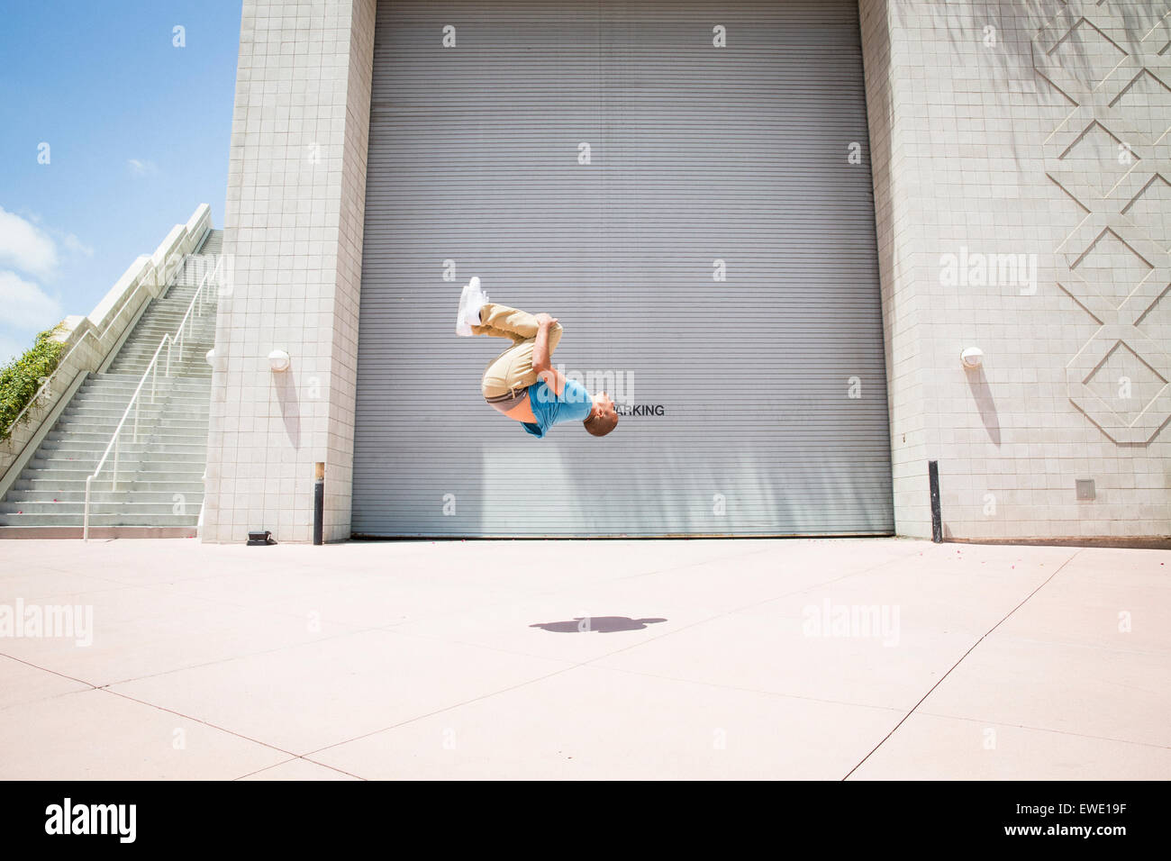 Junger Mann Saltos auf street Parcour Parkour freilaufend Stockfoto