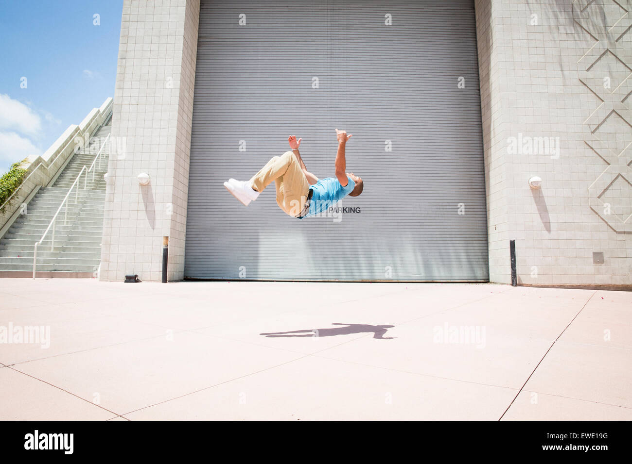 Junger Mann Saltos auf street Parcour Parkour freilaufend Stockfoto