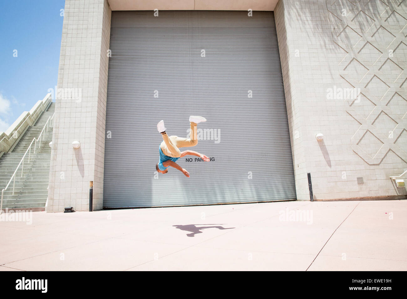 Junger Mann Saltos auf street Parcour Parkour freilaufend Stockfoto