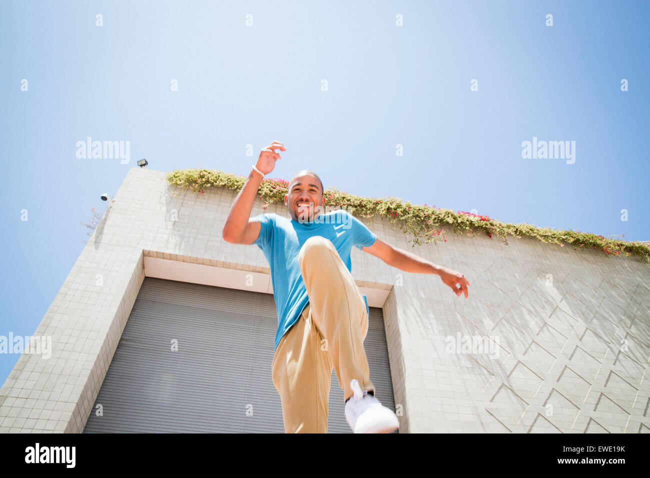 Junger Mann springt in die Luft auf street Parcour parkour Stockfoto