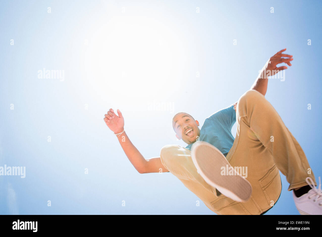 Parcour Parkour junger Mann in die Luft springen Stockfoto