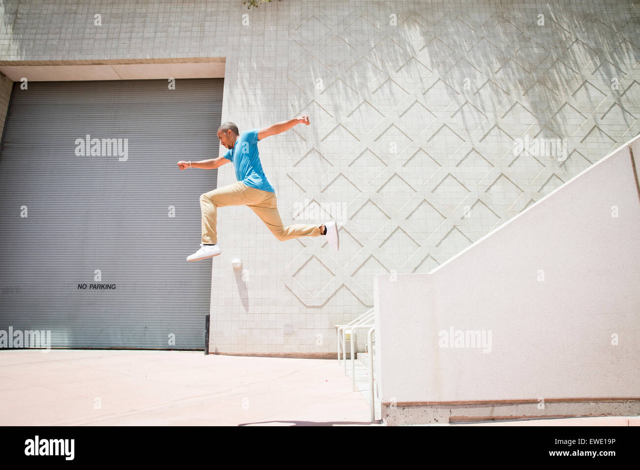 Junger Mann springt nach unten eine Treppe Parcour parkour Stockfoto