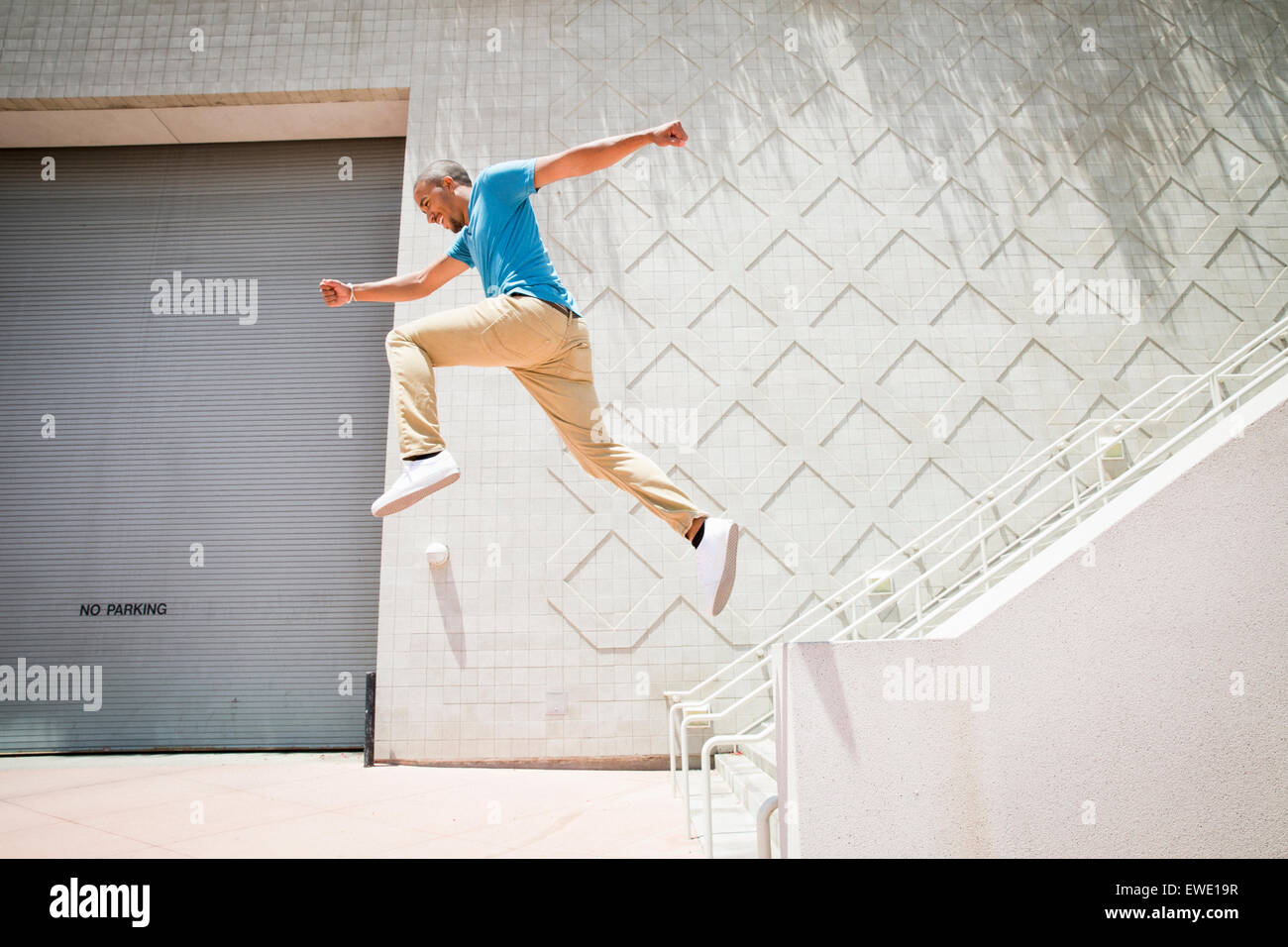Junger Mann springt hinunter Treppe Parcour parkour Stockfoto