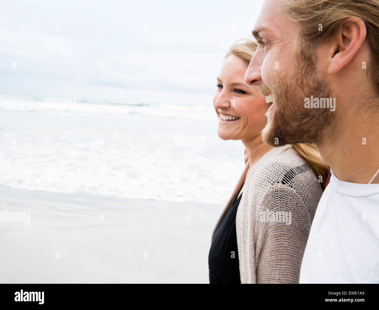 Nahaufnahme eines lächelnden jungen Mann und junge Frau am Strand Stockfoto