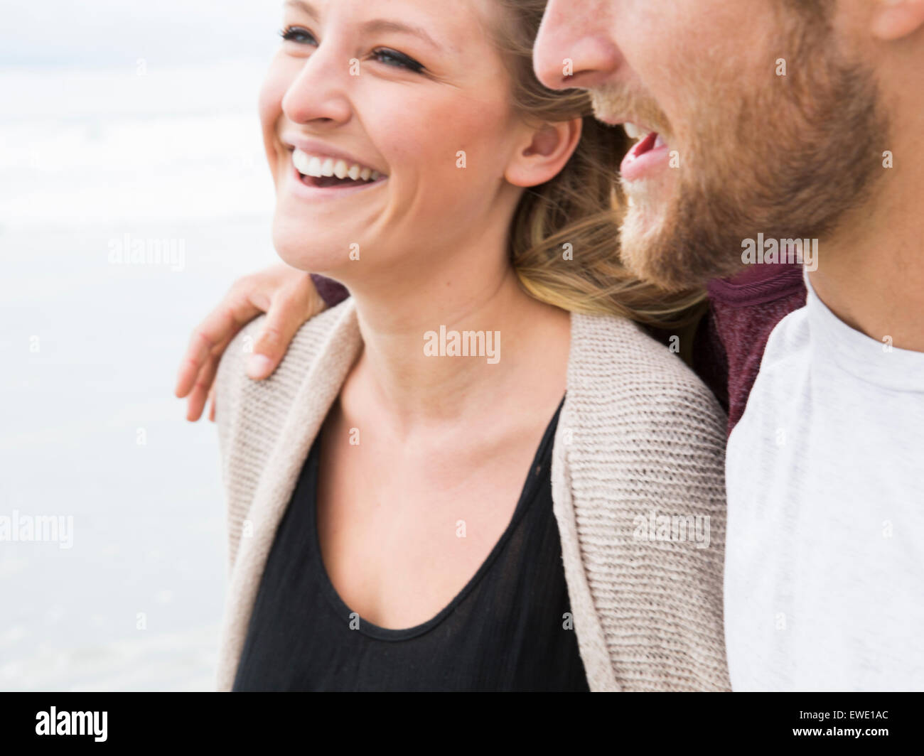 Nahaufnahme eines lächelnden jungen Mann und junge Frau am Strand Stockfoto