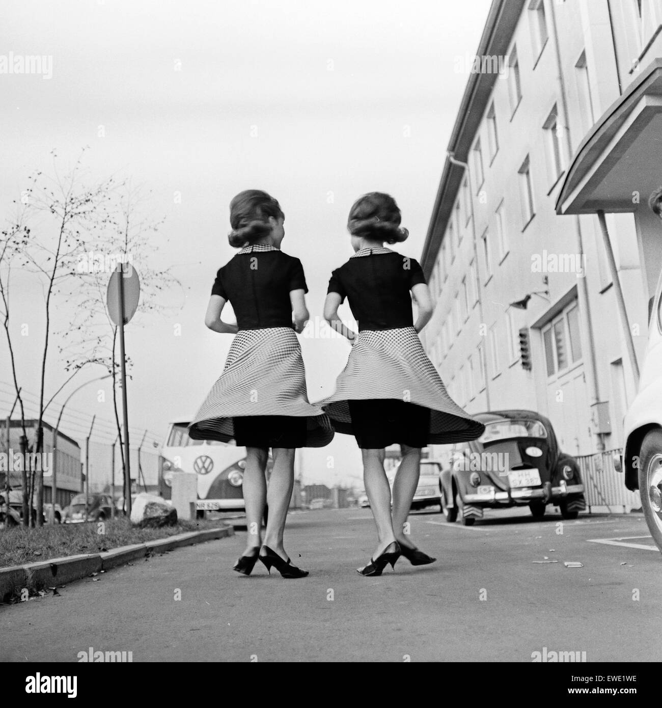 Das Schlagerduo Cora Und Carin in Hamburg, Deutschland, 1960er Jahre. Schlager Sänger Cora und Carin in Hamburg, Deutschland der 1960er Jahre. Stockfoto