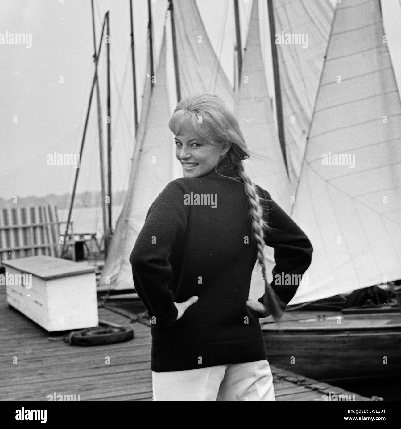 Deutsche plant Karin Baal im Hafen in Hamburg, Deutschland 1960er Jahre. Die deutsche Schauspielerin Karin Baal am Hamburger Hafen, Deutschland der 1960er Jahre. Stockfoto