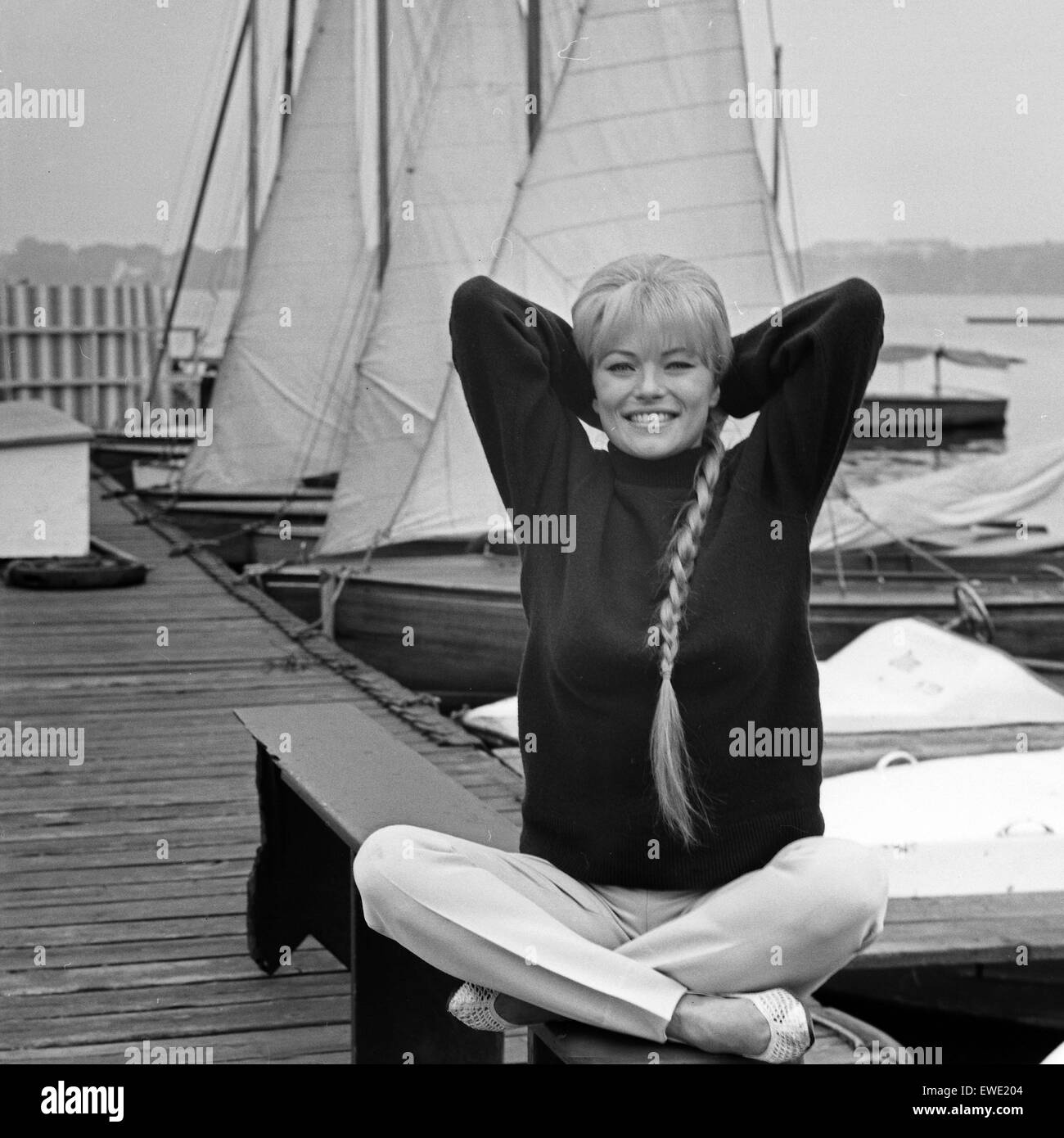 Deutsche plant Karin Baal im Hafen in Hamburg, Deutschland 1960er Jahre. Die deutsche Schauspielerin Karin Baal am Hamburger Hafen, Deutschland der 1960er Jahre. Stockfoto
