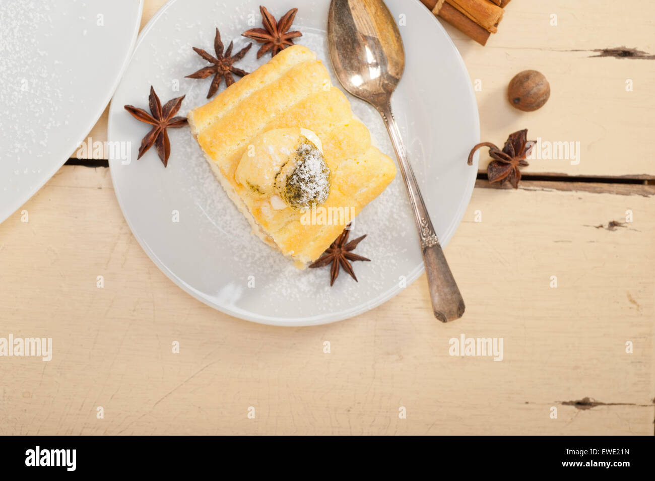 frischer hausgemachte Sahne Kuchen Dessert und Gewürzen über weiße rustikalen Holztisch Rollen Stockfoto