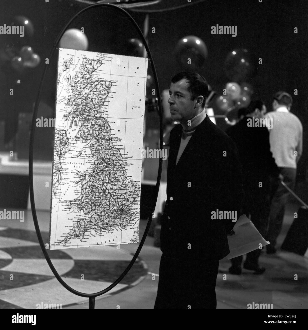 Musik aus Studio B, Musiksendung, Deutschland 1966, Moderator Chris Howland Mit Einer Karte von Großbritannien Stockfoto