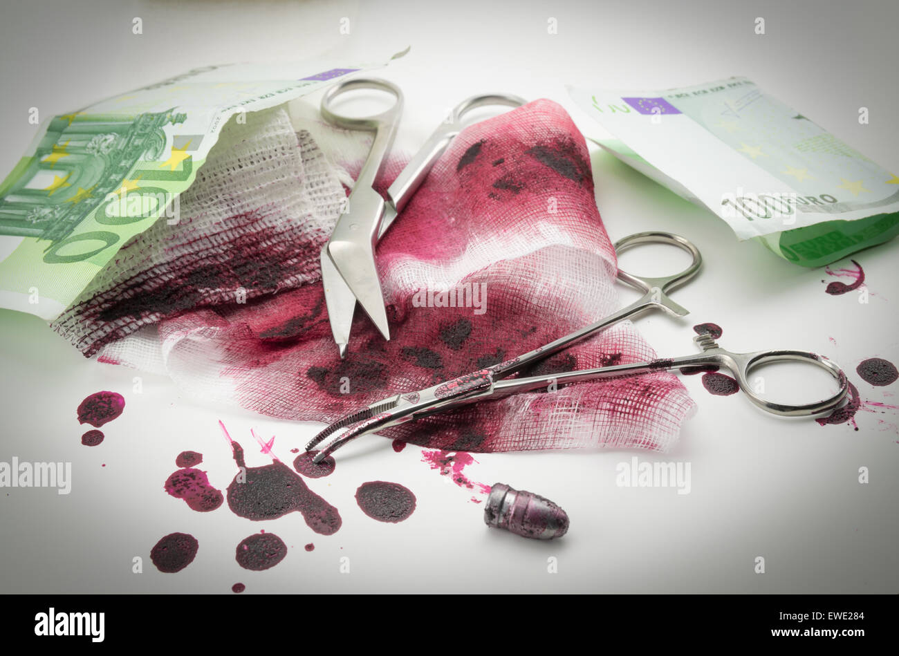 Chirurgische Zusammensetzung mit Kugeln, Blut, Bandage und Geld Stockfoto