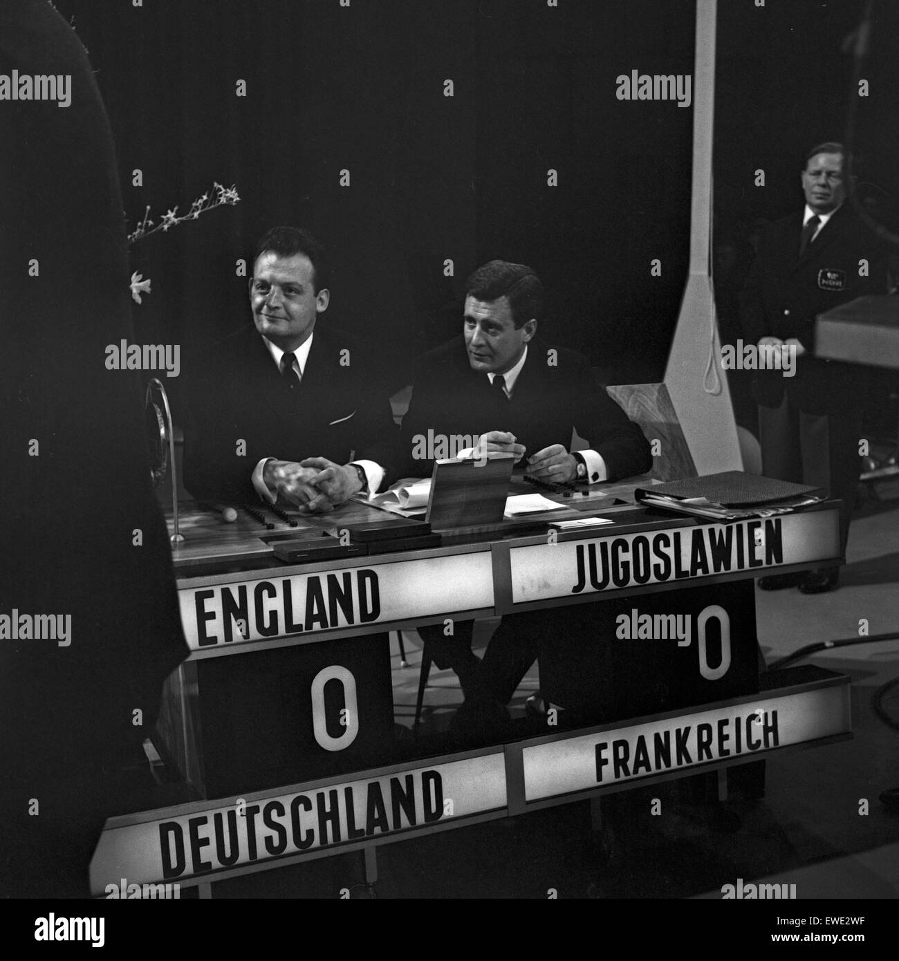 Einer Wird Gewinnen, Fernsehquiz, Deutschland 1966 Schiedsrichtertisch Stockfoto