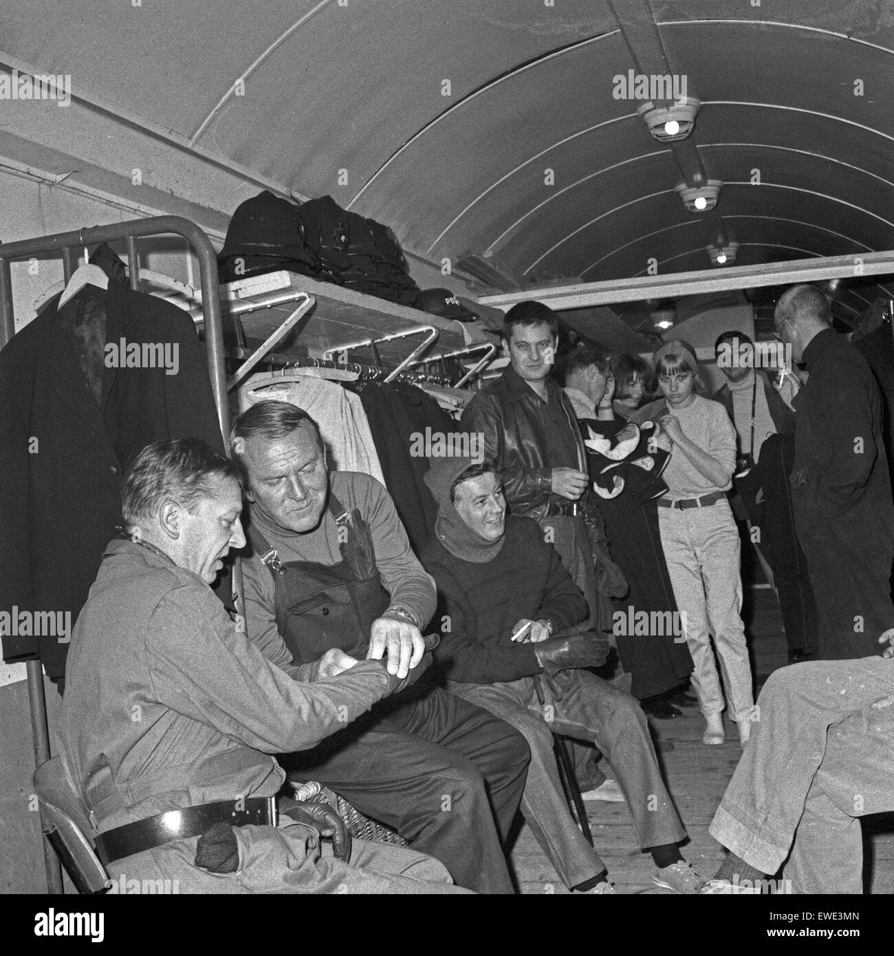 Sterben die Gentlemen bitten Zur Kasse, Fernsehminiserie, Deutschland 1966, Regie: John Olden, Claus Peter Witt, Monia: Günther Neutze ("Links"); Karl Heinz Hess Und Hans Cossya Bei Einer Drehpause. Stockfoto