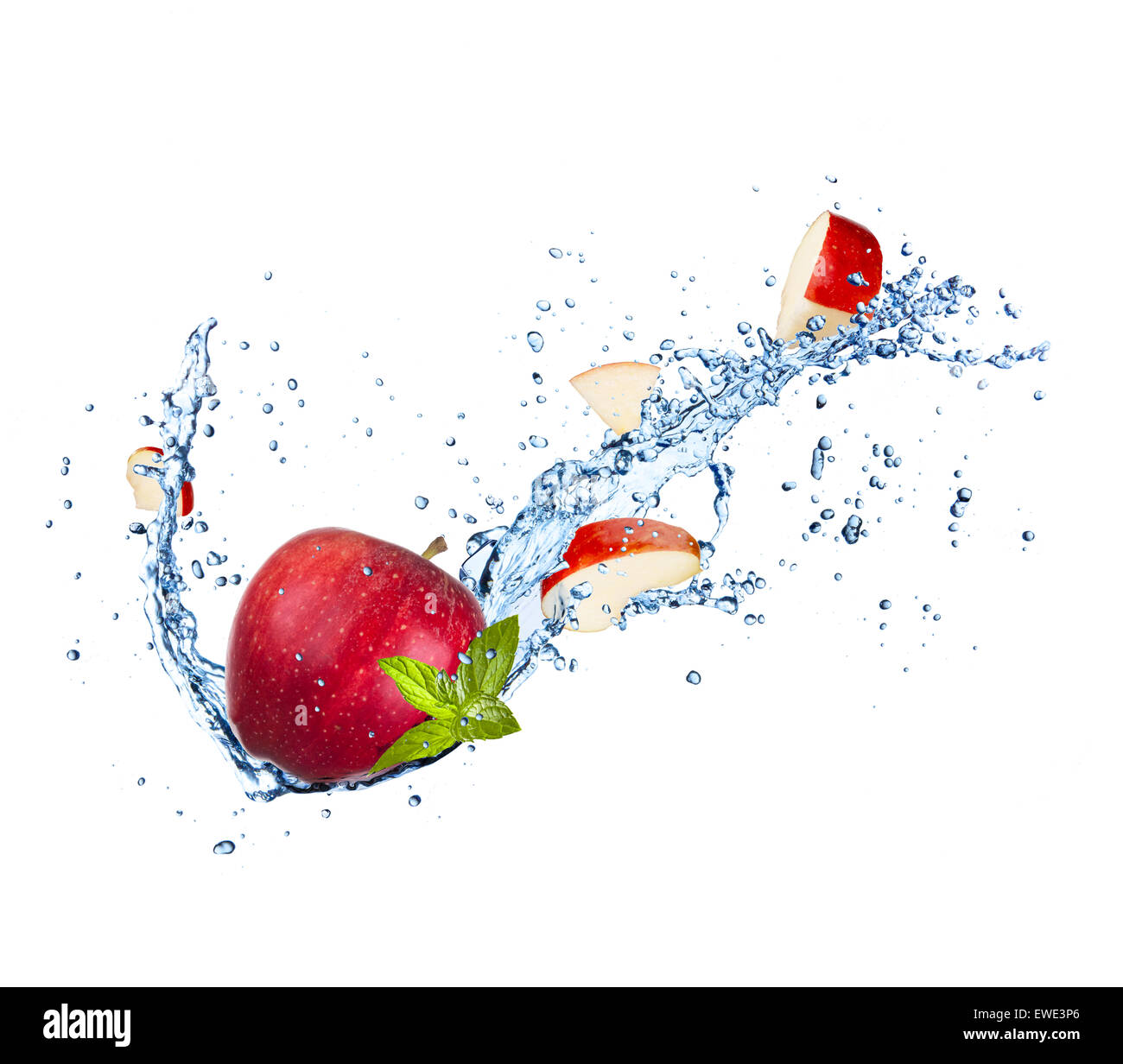 Frische rote Apfel im Wasser planschen isoliert auf weißem Hintergrund Stockfoto