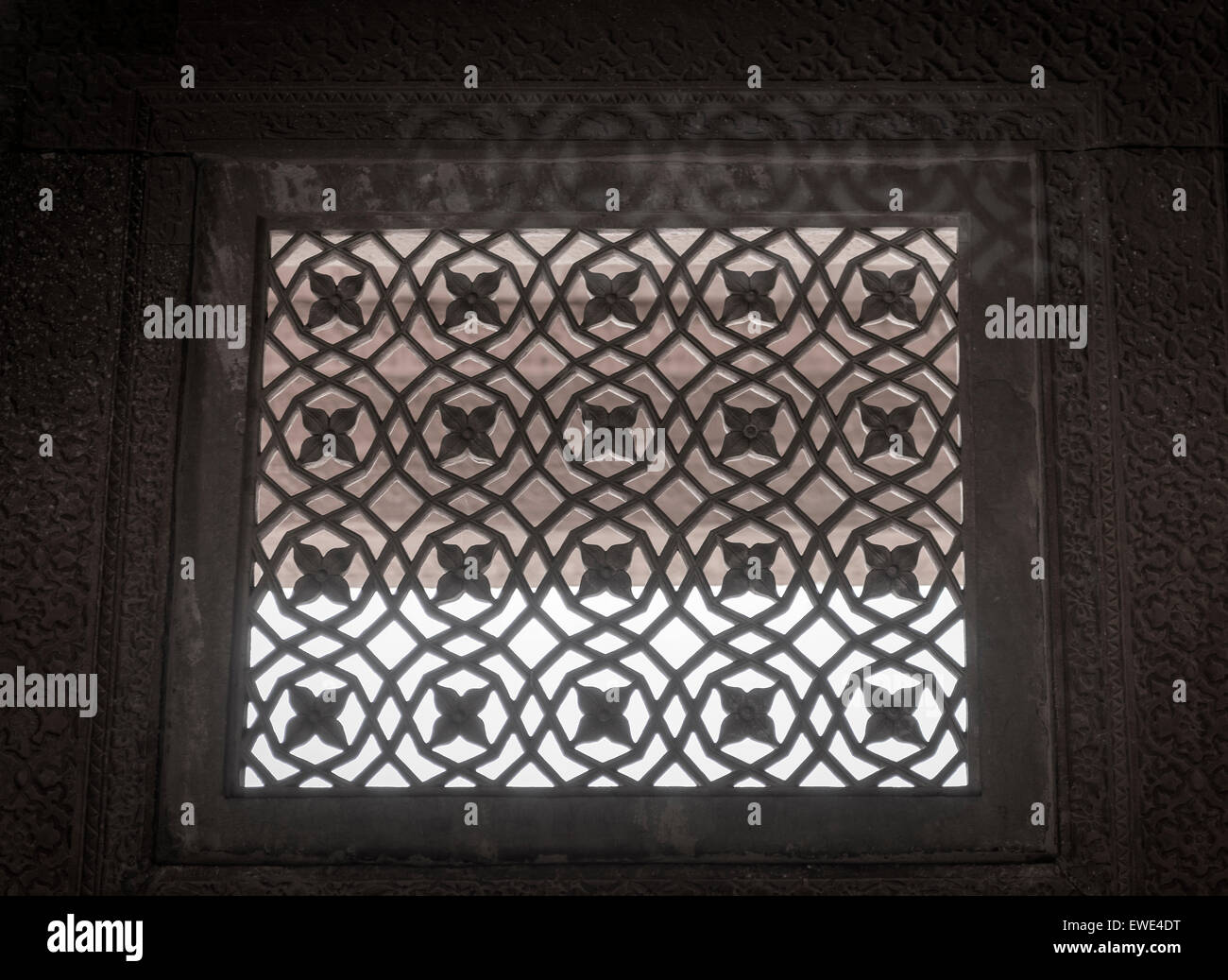 Geschnitzten Marmor Fenster in den verlassenen sechzehnten Jahrhundert Stadt von Fatehpur Sikri in Uttar Pradesh, Indien Stockfoto