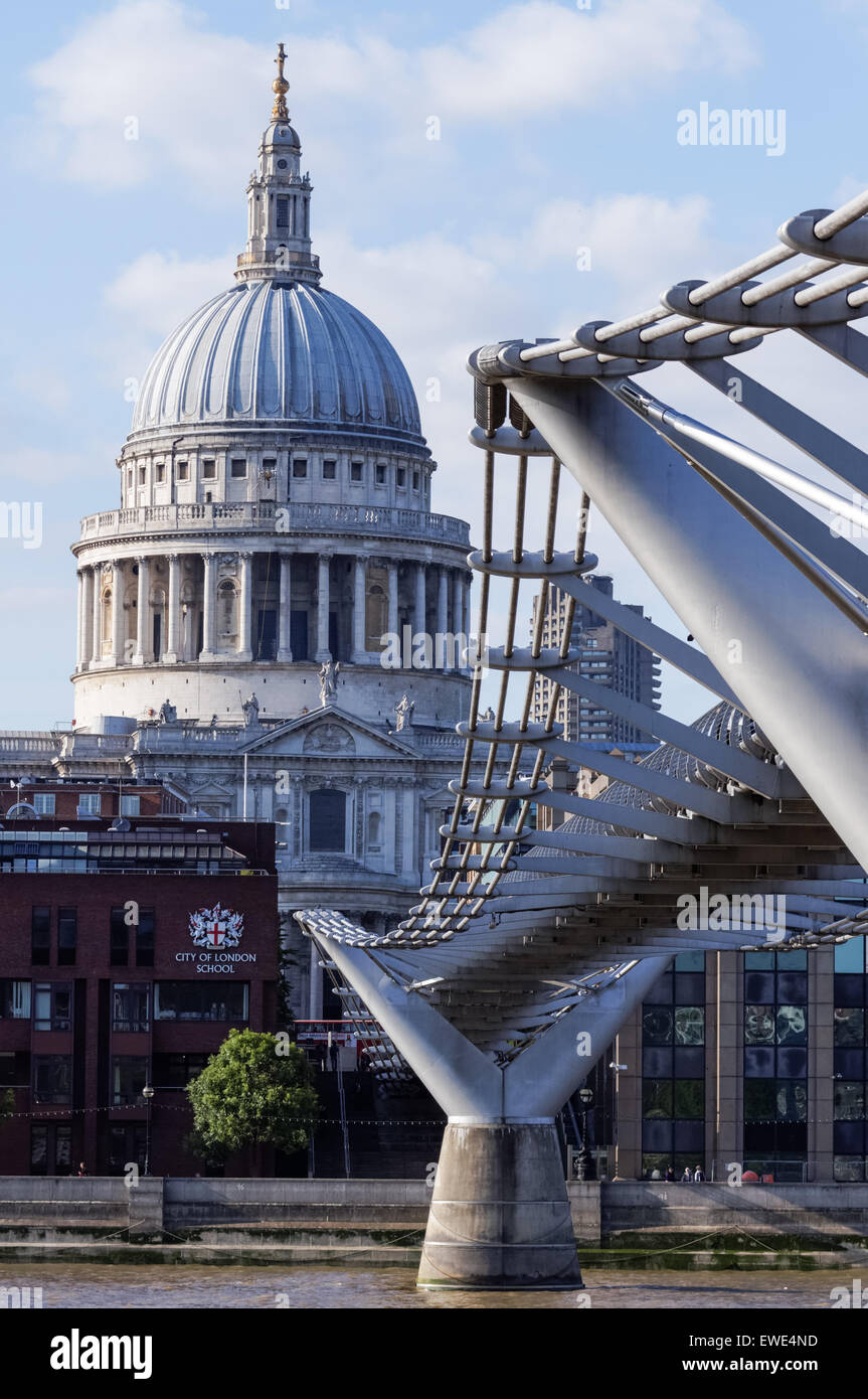 Die Millennium Bridge und St. Pauls Cathedral, London England Vereinigtes Königreich UK Stockfoto