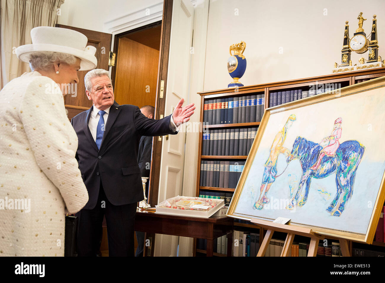 Berlin, Deutschland. 24. Juni 2015. Ein Gemälde mit dem Titel "Pferd in Royalblau" (lit.) Pferd in Königsblau) Künstlerin Nicole Leidenfrost wird präsentiert von Bundespräsident Joachim Gauck an britische Königin Elizabeth II. als Geschenk im Schloss Bellevue in Berlin, Deutschland, 24. Juni 2015. Das Bild zeigt die Königin, die im Jahr 1926, im Alter von 9 Jahren geboren wurde, als sie ein Pony reitet. Leidenfrost schuf die Gemälde im April 2015 nach als Auftragswerk für das Amt des Bundespräsidenten. Die britische Königin und ihr Ehemann sind auf ihre fünfte Staatsbesuch in Deutschland. Bildnachweis: Dpa picture Alliance/Alamy Live News Stockfoto