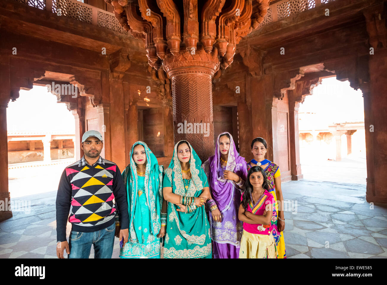 Indische Familie Sightseeing in der verlassenen Stadt Fatehpur Sikri in Uttar Pradesh, Indien Stockfoto
