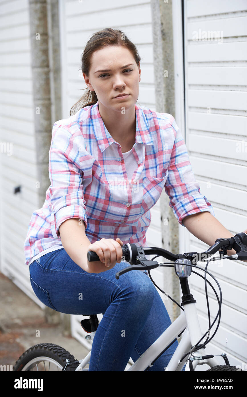 Porträt der unglückliche Teenager-Mädchen im urbanen Umfeld mit Fahrrad Stockfoto