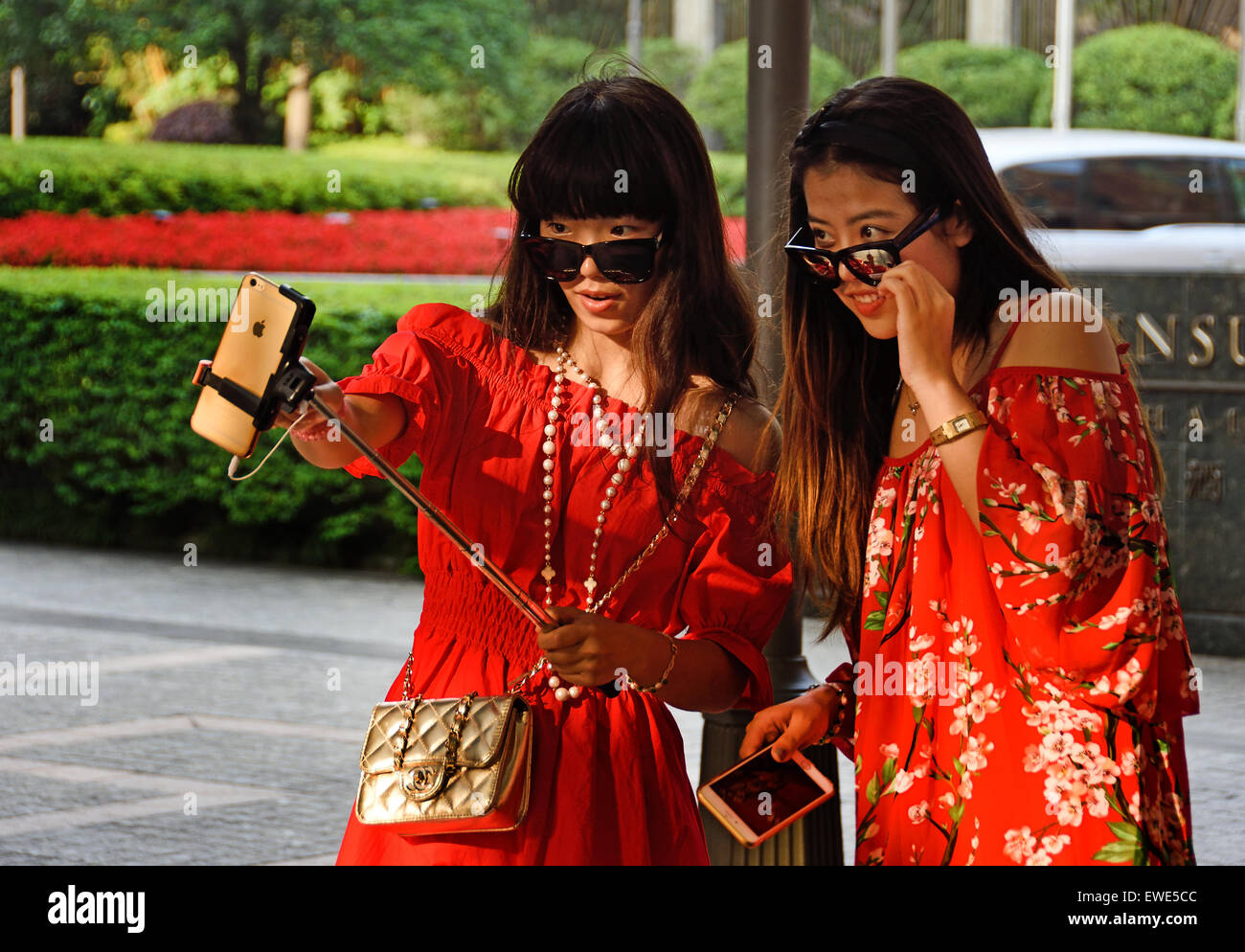 Selfie stick Foto attraktive schöne junge Frauen Shanghai China chinesische Stockfoto