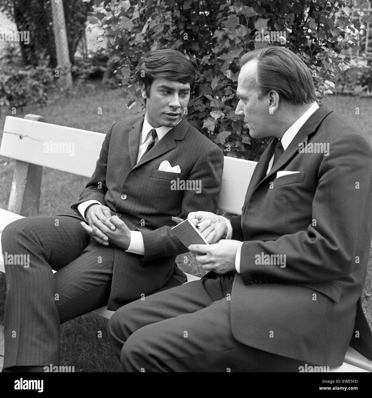 Deutscher Schlagersänger Roy Black (links) im Park bei einem Interview, Deutschland 1960er Jahre. Deutsche Schlager Sänger Roy Black (links) in einem Interview in einem Park, Deutschland der 1960er Jahre. Stockfoto