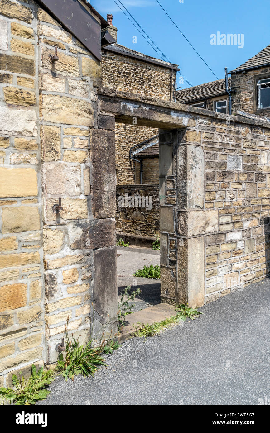 Ein offenes Tor inmitten einer Steinmauer Stockfoto