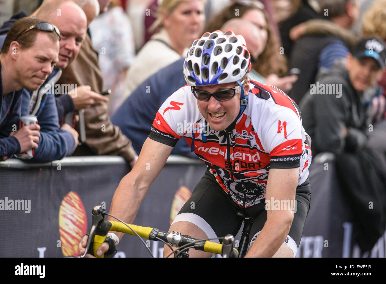 Ein Fahrer in der Stadt-Kriterium bei JUPITER LONDON NOCTURNE auf 06.06.2015 bei Smithfield Market, London. Das Event läuft vom Nachmittag in der Nacht rund um die Rennstrecke Smithfield Market bringt eine Mischung aus Elite und Amateur-Rennen. Bild von Julie Edwards Stockfoto