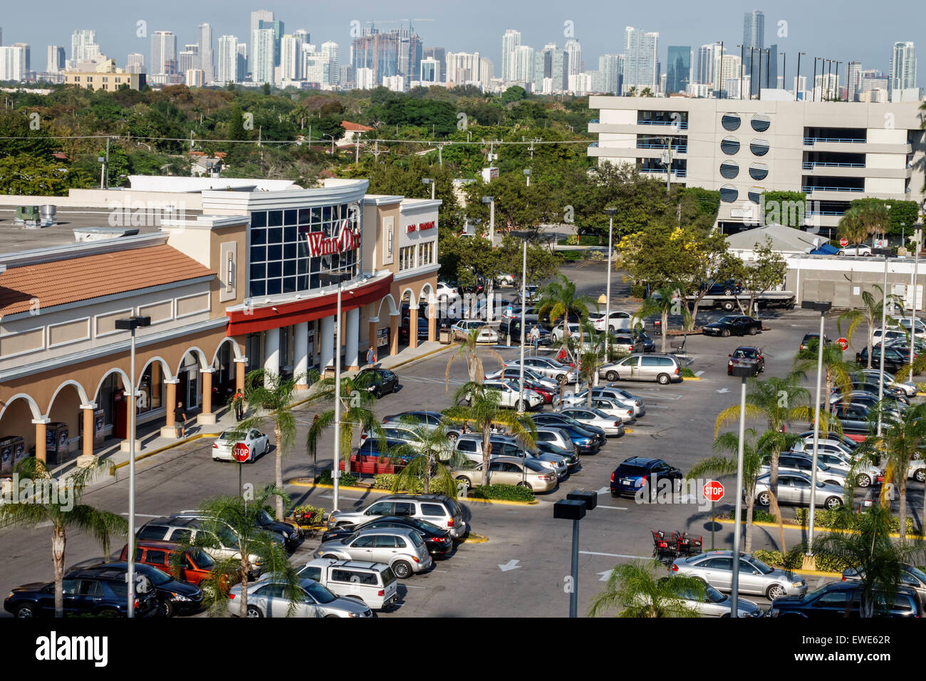 Miami Florida, SW 22nd Street, Coral Way, Luftaufnahme von oben, Winn-Supermarkt, Supermarkt, Vorderseite, Eingang Parkplatz, Parkplatz für Autos, Stadt sk Stockfoto