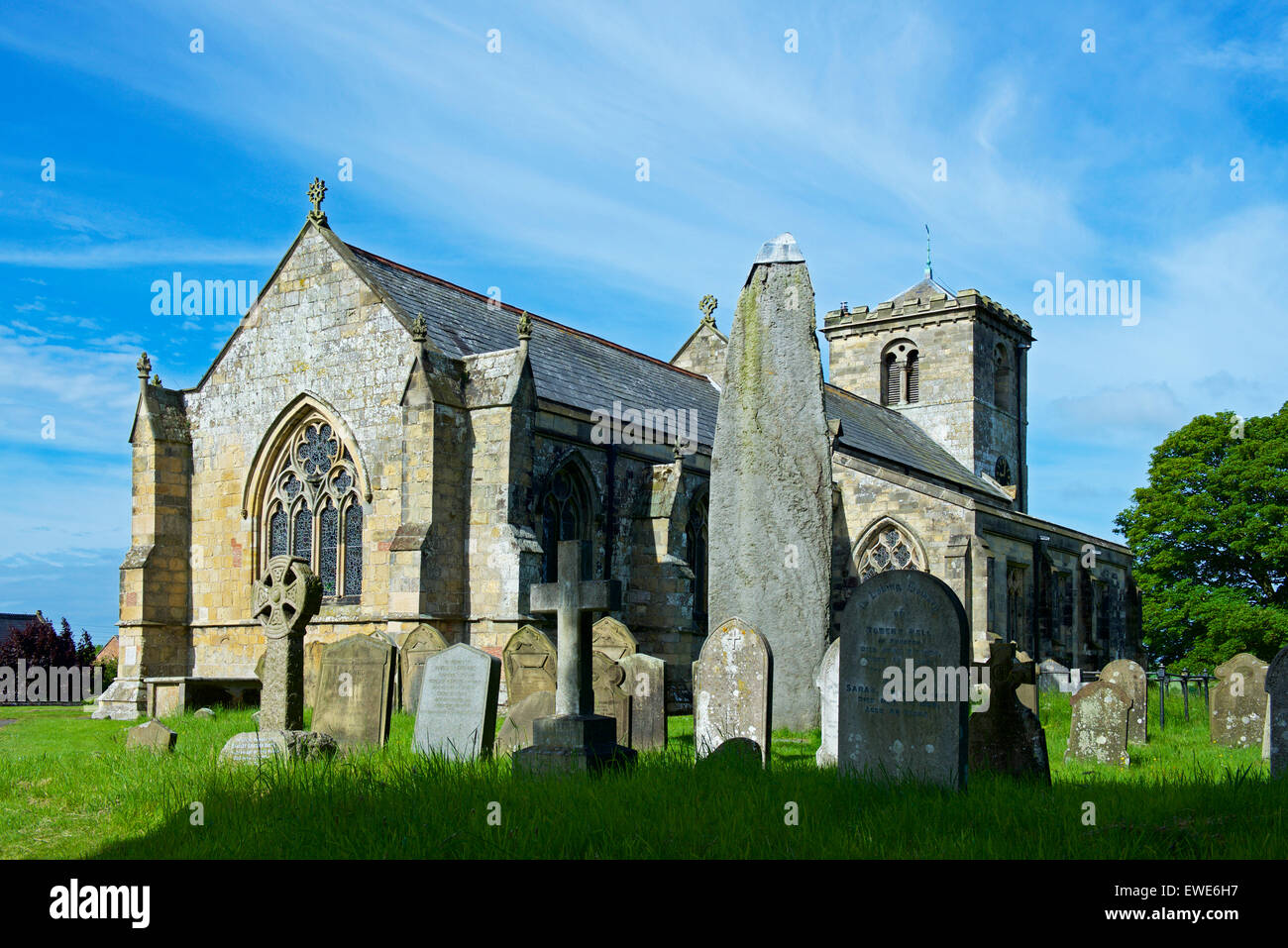 Stehenden Stein auf dem Kirchhof von All Saints Church in dem Dorf Rudston, East Riding of Yorkshire, England UK Stockfoto