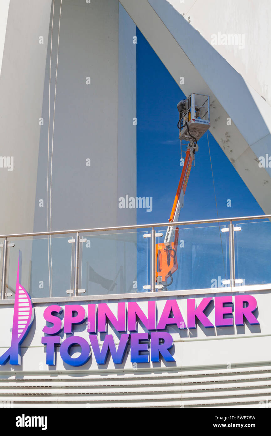 Portsmouth, Hampshire, Großbritannien. Juni 2015. Die Vorbereitungen für das Rebranding des Portsmouth Spinnaker Tower in Portsmouth laufen. Die Arbeiter sehen aus wie kleine Ameisen gegen die große Struktur, die für das Rebranding mit dem Namen des Sponsors Emirates gemalt werden soll. Der ursprüngliche Plan war, es rot zu malen, aber nach einer Petition der Öffentlichkeit ist der aktuelle Vorschlag, es blau und Gold zu malen. Quelle: Carolyn Jenkins/Alamy Live News Stockfoto