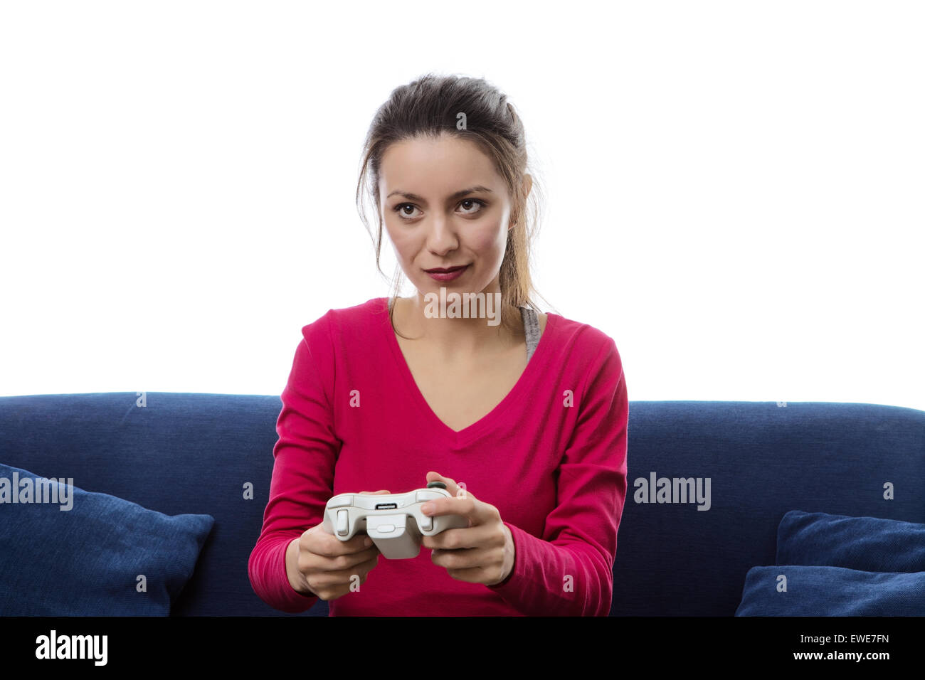 Frau sitzt auf einem Sofa, ein Spiel auf einer Spiele-Konsolen-controller Stockfoto