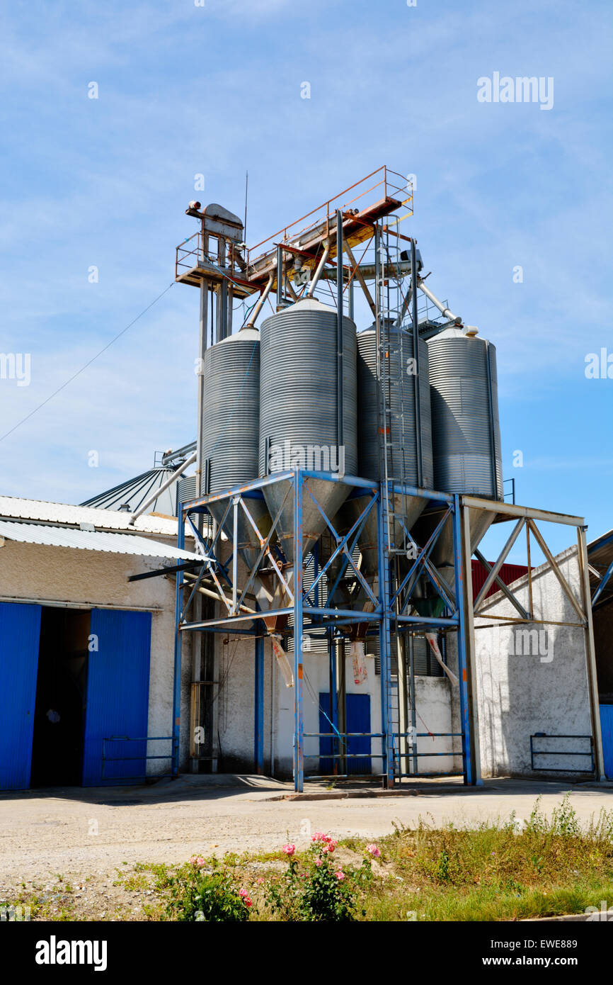 Bearbeitungszentrum mit Futterverteilung Getreide silos, Stadt Almorox, Spanien. Stockfoto