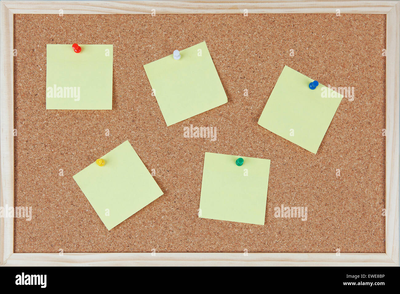 Fünf PostIt Zettel mit den Stiften auf Pinnwand geklebt