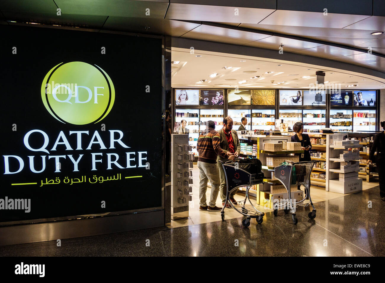 Katar, Doha, Naher Osten, Osten, Hamad International Airport, DOH, Terminal, Gate, innen, Shopping Shopper Shopper Shop Shops Markt Märkte Marke Stockfoto