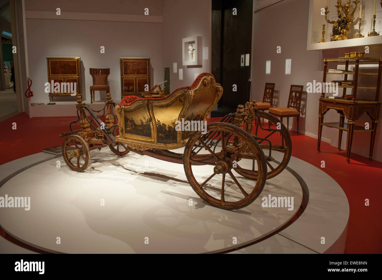 Royal Hospital Chelsea, London UK. 24. Juni 2015. Meisterwerk 2015, die Sommer führende internationale Kunst, Antiquitäten und Design-Messe, öffnet vom 25. Juni bis 1. Juli. Eine seltene und außergewöhnliche Calèche für einen königlichen oder fürstlichen Kind mit vier Rädern. Zweiten Sie Hälfte des 18. Jahrhunderts. Kraemer-Galerie. Bildnachweis: Malcolm Park Leitartikel/Alamy Live-Nachrichten Stockfoto