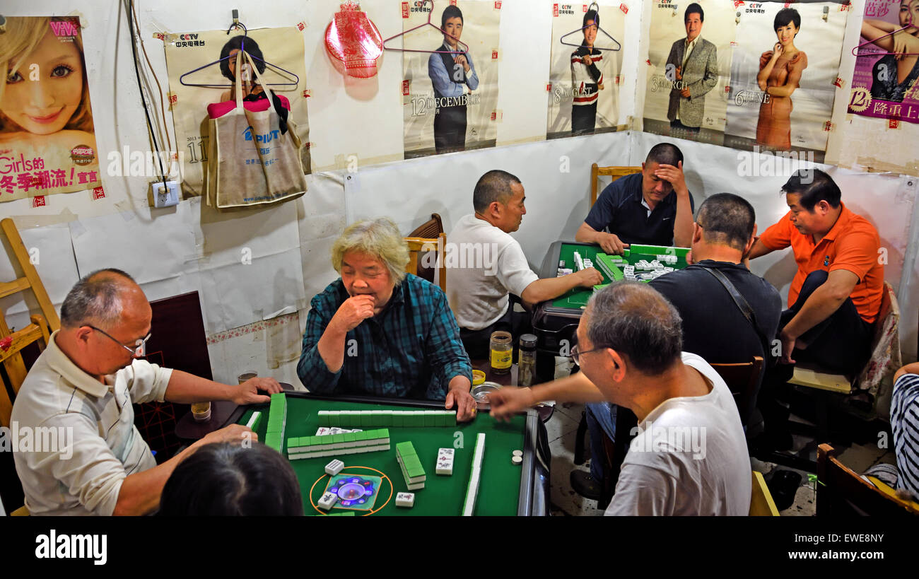 Ein Mahjong-Spiel spielen Shanghai China chinesische Karten Glücksspiel Glücksspiele Stockfoto