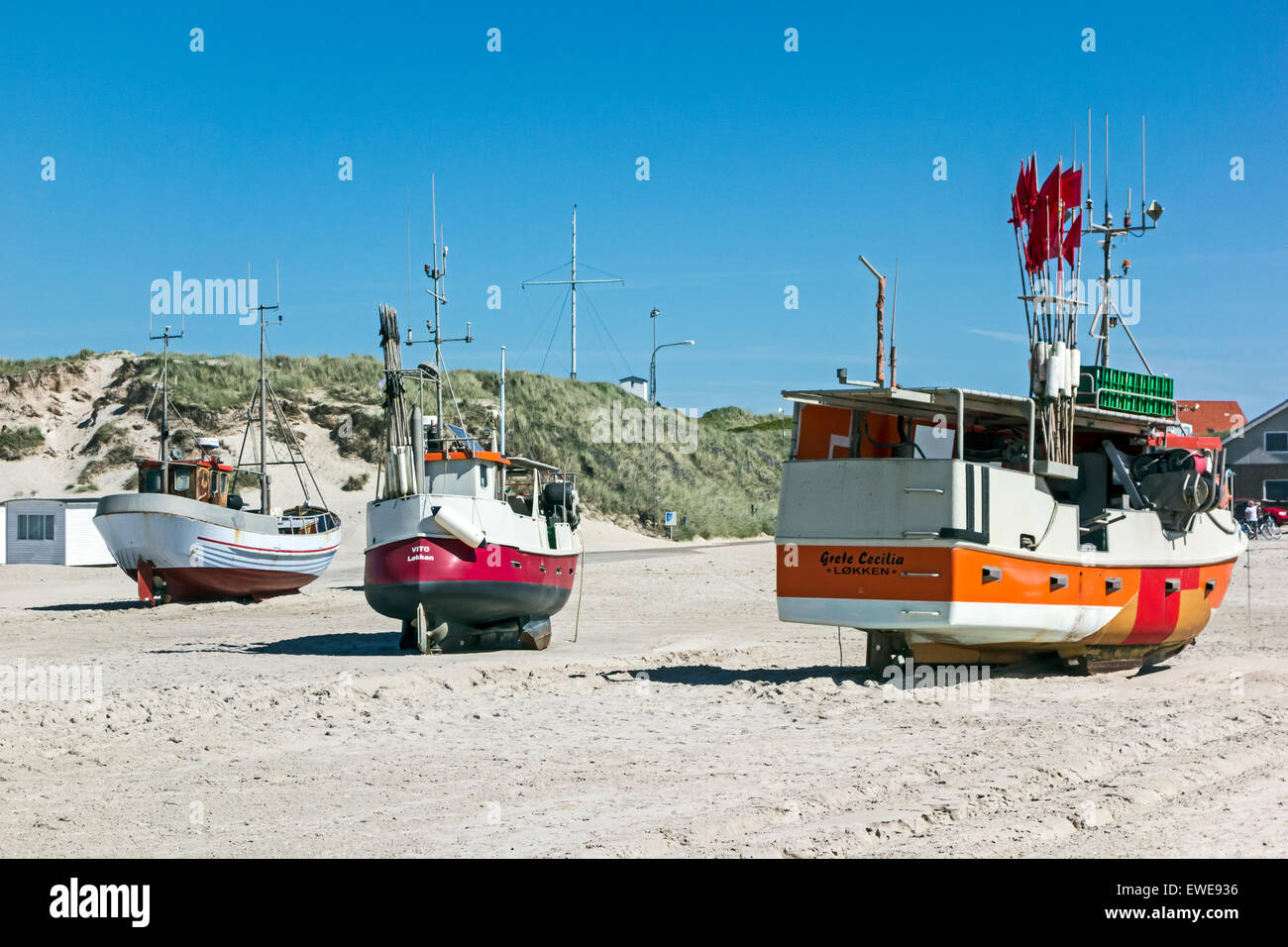 Kleinen dänischen Angelboote/Fischerboote strandeten an Loekken in Nordjütland mit Sanddünen im Hintergrund Stockfoto