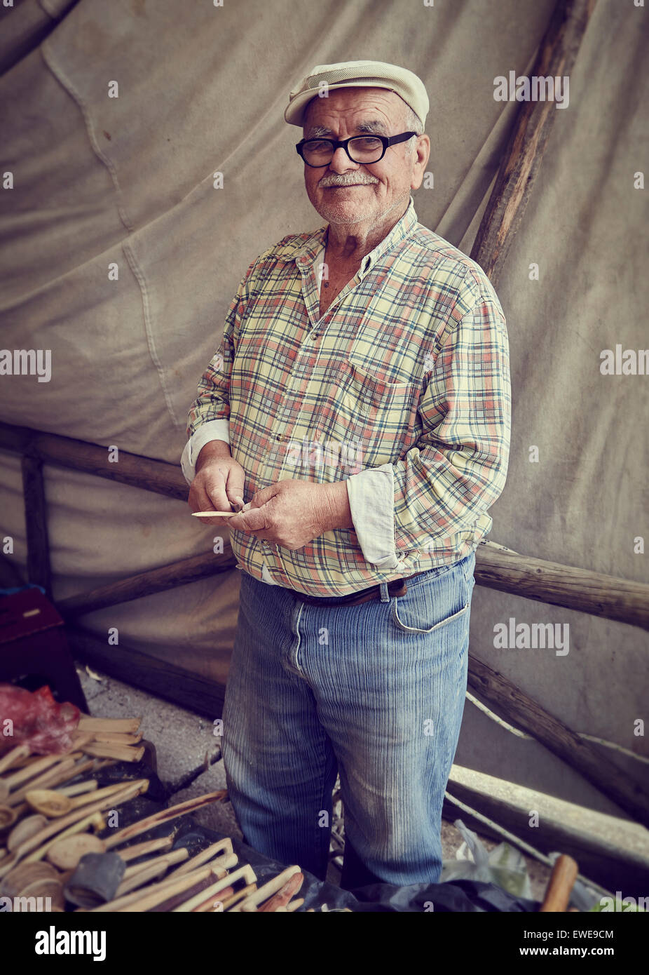 Türkischen Markt Händler, schnitzen, Löffel und andere Küchenutensilien auf Fethiye, Türkei. Stockfoto