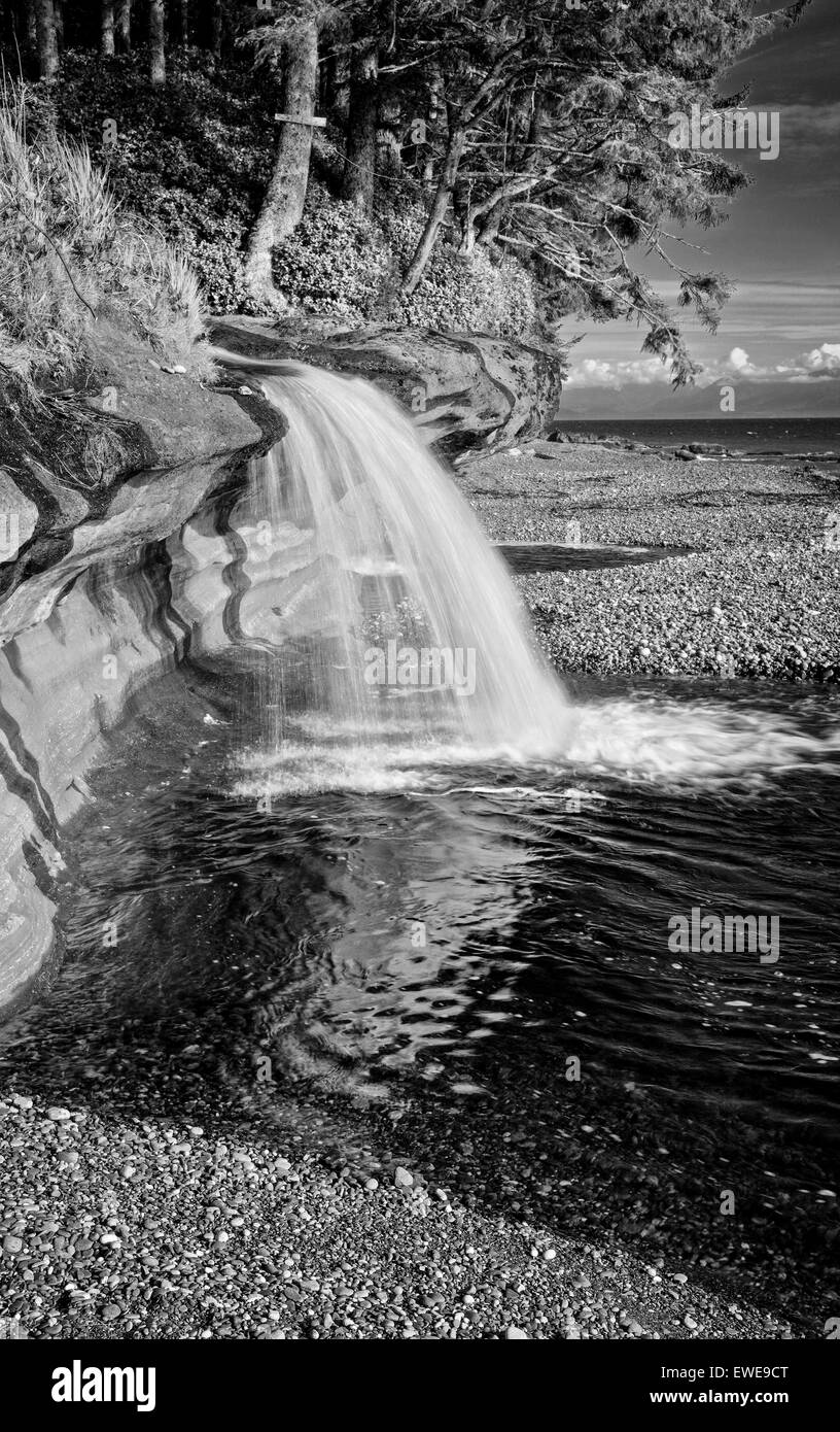 Sandcut Strand-Wasserfall im Frühling Fluss Jordan River, Britisch-Kolumbien, Kanada. Stockfoto