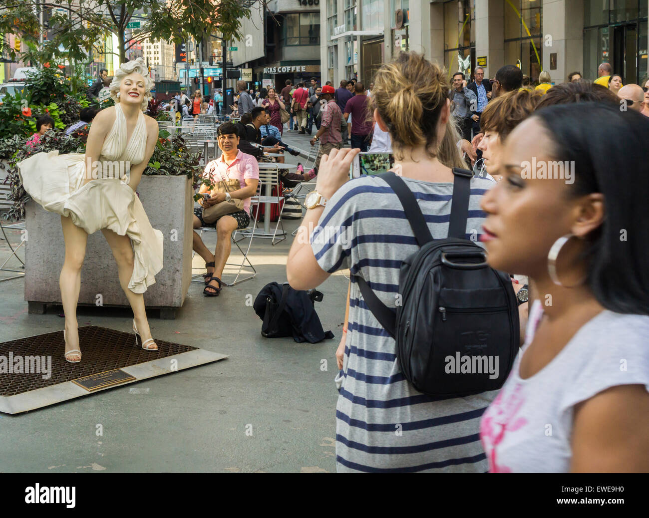 Passant interagieren mit Forever Marilyn vom Künstler Seward Johnson auf dem Broadway Fußgängerzone Plätze im Garment District in New York auf Montag, 22. Juni 2015. Achtzehn Jahren gemalt lebensgroße Bronze-Skulpturen von Johnson Gnade die Plazas, einige der berühmten Fotos und andere alltägliche Menschen alltägliche Dinge zu tun. Die Ausstellung wird bis zum 15. September sein. (© Richard B. Levine) Stockfoto