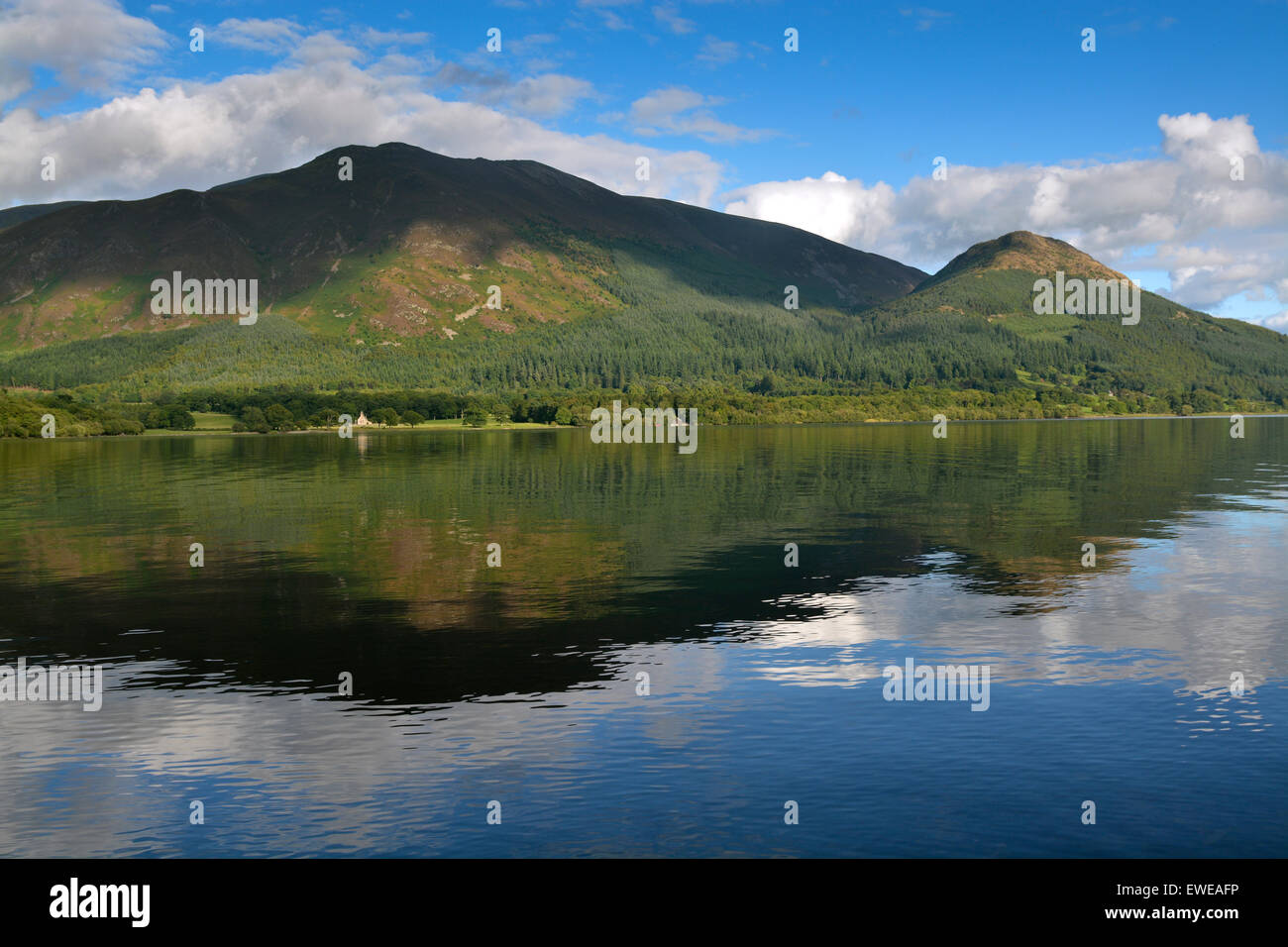 Skiddaw reichen im englischen Lake District, mit Bassenthwaite in Vordergrund, Cumbria, England. Stockfoto