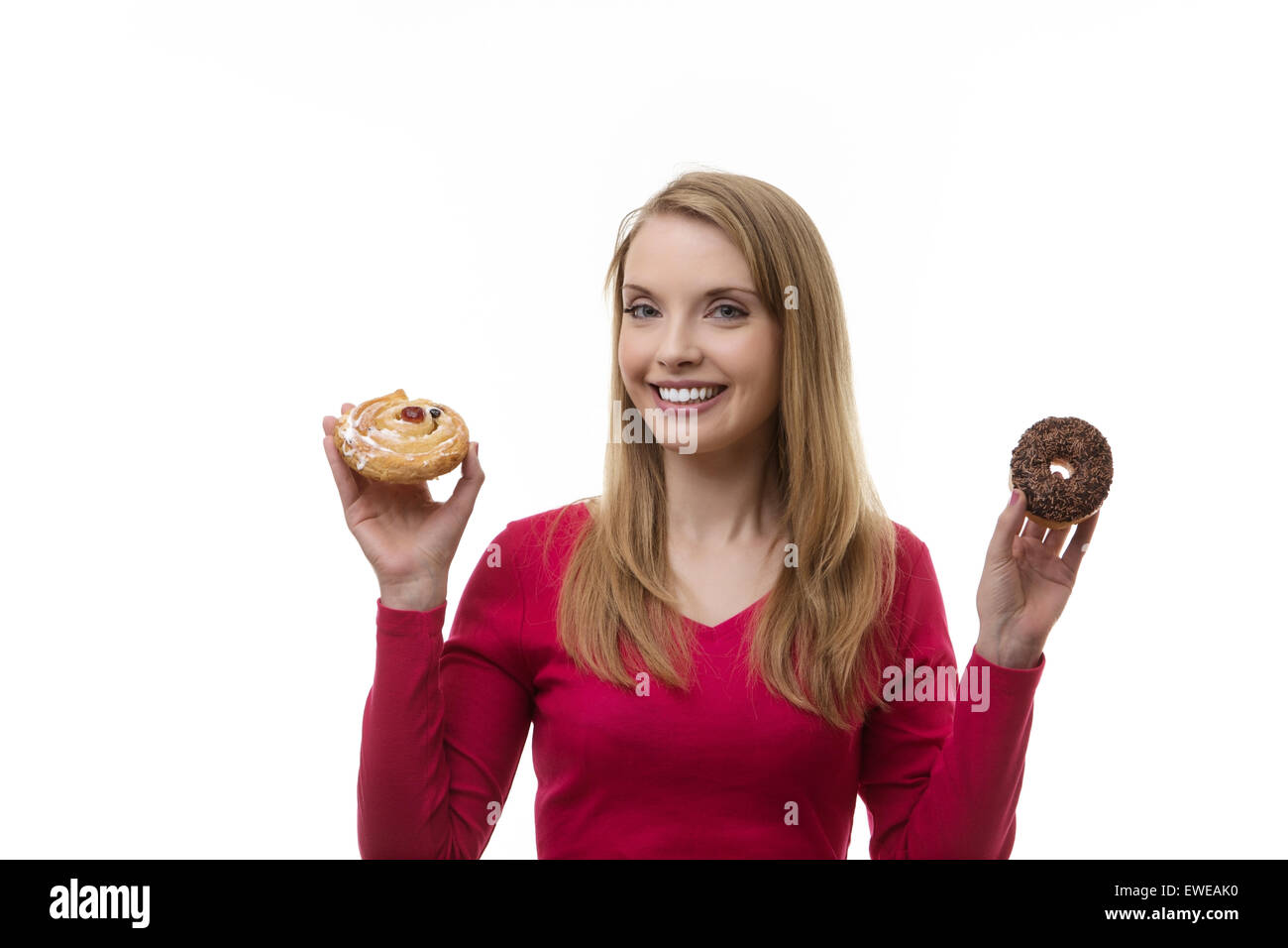 Frau hält ein Brötchen und ein Ring-Donut nicht sicher, welche man zuerst Essen Stockfoto